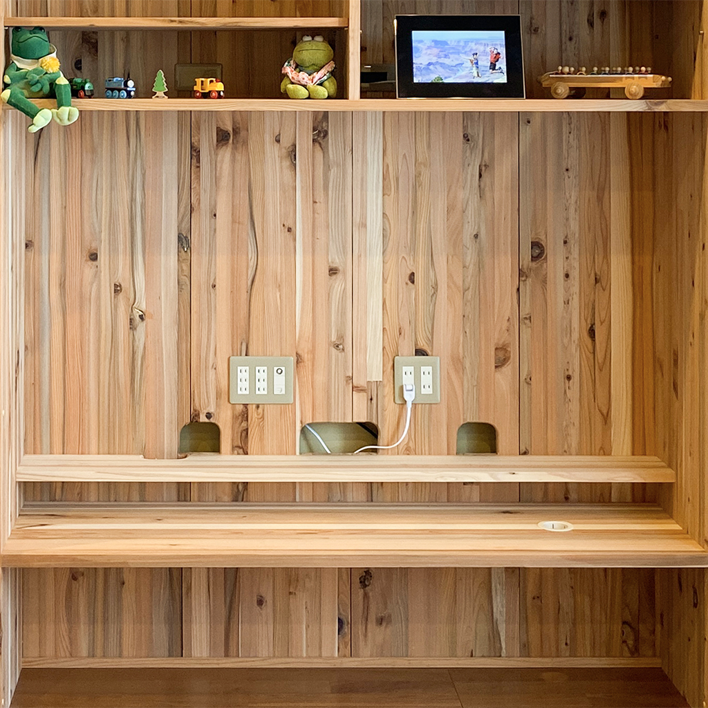 テレビ裏には配線から設置のコンセントが充実